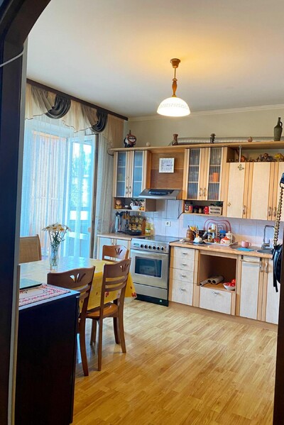 БЕЗ КОМІСІЇ Пр-т Леся Курбаса  Роздільні кімнати, двостороння, низький поверх  Швидкісний трамвай