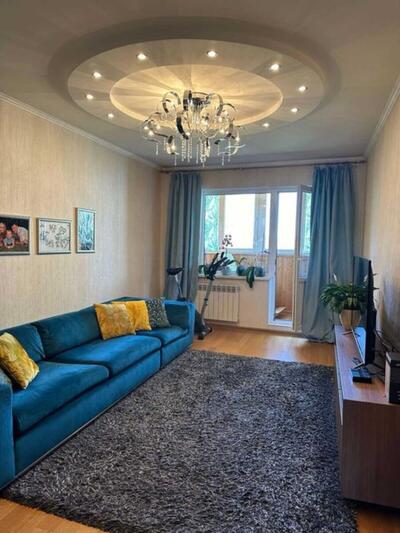 Простора трикімнатна, метро Теремки