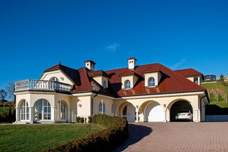 Розкішна вілла в Словенії з басейном та інвестиційним потенціалом