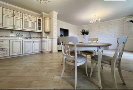 Продається трикімнатна квартира. Дніпровський район, вулиця Окіпної Раїси, 10, метро Лівобережна