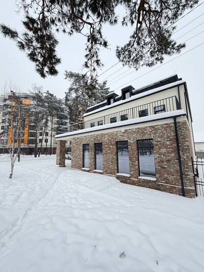 Є різні площі на всіх трьох поверхах