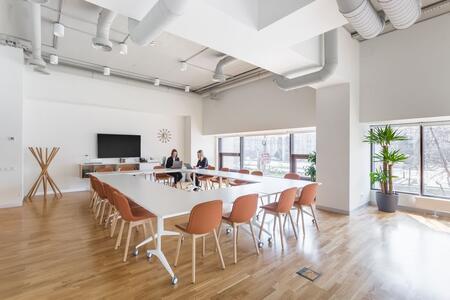 Сучасний офіс відкритого планування для 10 осіб у Spaces Maidan Plaza