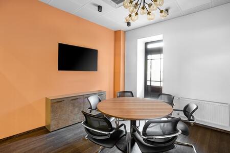 Сучасний офіс відкритого планування для 10 осіб у Regus Podil Heritage