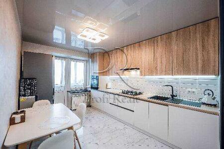 Продам 3-к квартиру Броварський, Бровари, Героев УПА улица, 7А