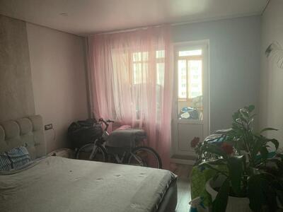 Половина трикімнатної квартири, О. Пчілки 2б