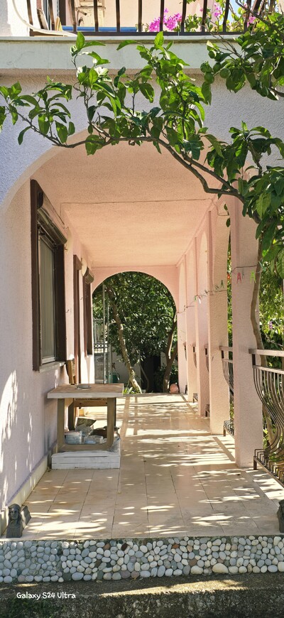 Сімейний будинок у затишній локації у передмісті Бару, Чорногорія