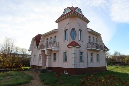 Продається будинок 300м2 з терассою і гостьовим будиночком з гаражем.