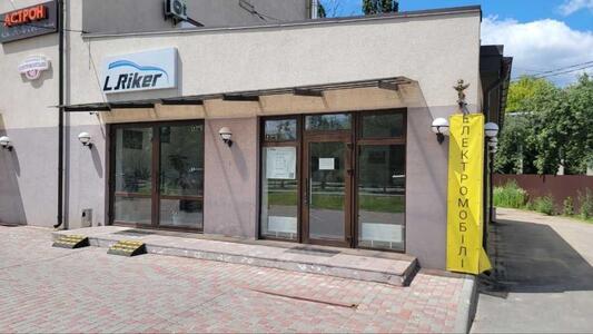 Оренда магазин / автосалон / шоурум 93м2, просп. Повітряних сил, 90