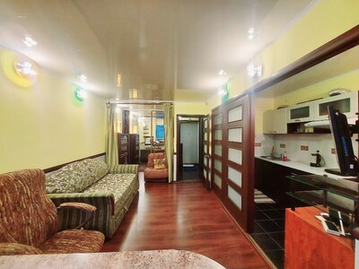 Хозяин: Центр, Печерск, М. Дружбы Народов: современная, видовая. Без комиссии.