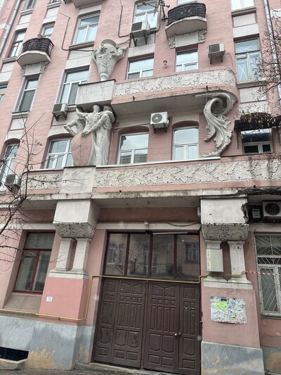 Майдан Незалежності 54 м² історії та статусу. Костьольна, 7. Під офіс або апартаменти, фасад