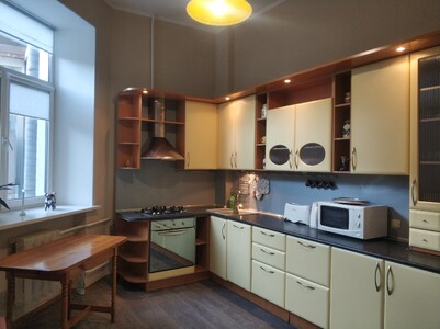 Здам в оренду 3к-квартиру в центрі Києва