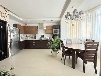 Здам довгостроково 3-к квартиру Київ, Шевченківський, В'ячеслава Чорновола вул., 25