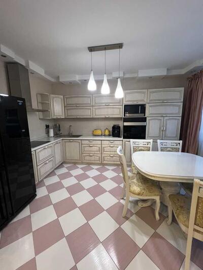 Продам 4-к квартиру Київ, Солом`янський, Волинська вул., 10