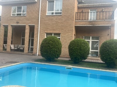 Оренда домоволодіння з басейном.