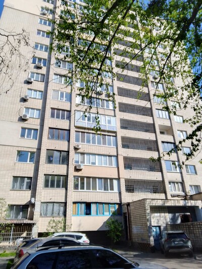 Олександрівська Слобідка. Продам 2-кімнатну у гарному стані. пр. Лобановського, 37.