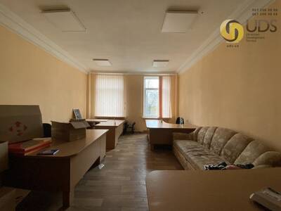 Оренда на вул.Михайла Коцюбинського 1 офіс на 35,5 м², від власника