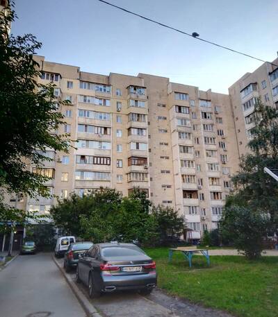 Здам теплу 1-кімнатну квартиру біля метро Житомирська, Стуса, 26/1.