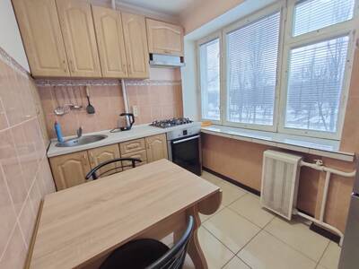 метро Лівобережна 15хв., 2 кім.роздільна, низький поверх, газ!