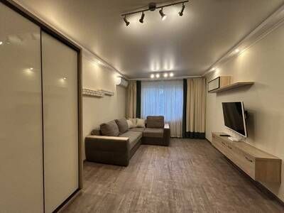 Продам 3-к квартиру Киев, Голосеевский, Ломоносова ул., 8