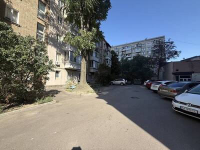Продаж БЕЗ КОМІССІЇ затишної 2 кім квартири Печерськ, 42 м. кв, капітальний ремонт, меблі, вул Різни
