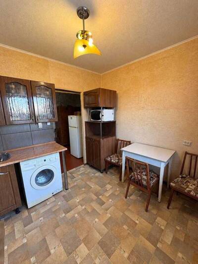 Продам 2-к квартиру Білоцерківський, Біла Церква, Зенітного полку, 84
