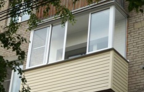 Внутренняя отделка балконов (дерево) под ключ, утепление, встрoенные шкафы.