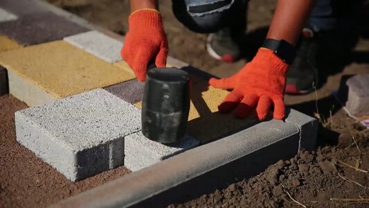 Вкладання тротуарної бруківки (плитки)