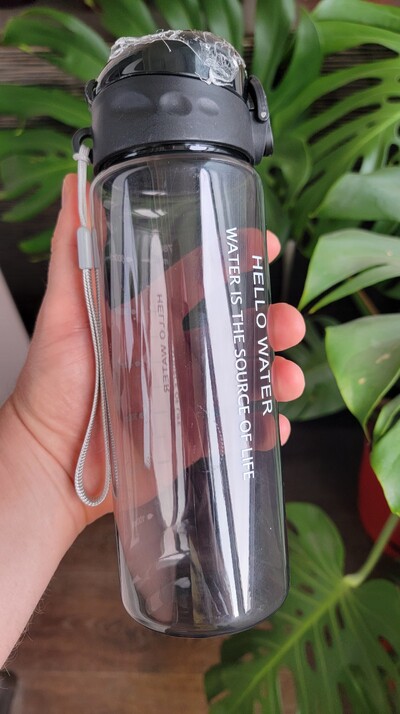 Чорна прозора пляшка для води об'ємом 780 мл