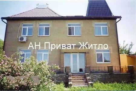 Розкішний двоповерховий цегляний будинок у с. Мильці