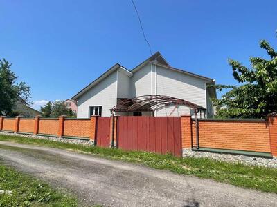 Цегляний будинок з комунікаціями