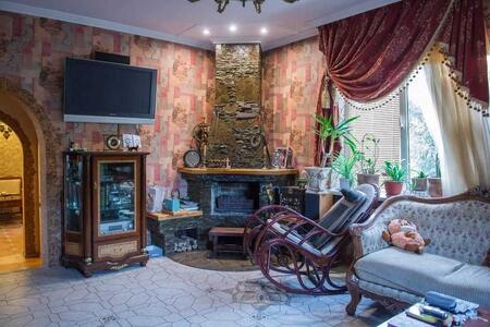 Унікальний будинок у Мильцях з доглянутою ділянкою 15 соток