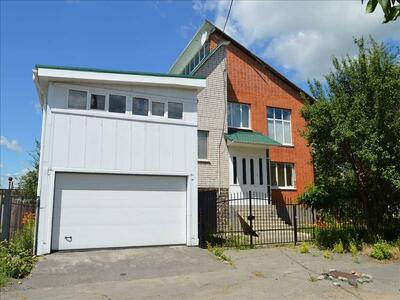 Добротний цегляний будинок на Червоному Шляху