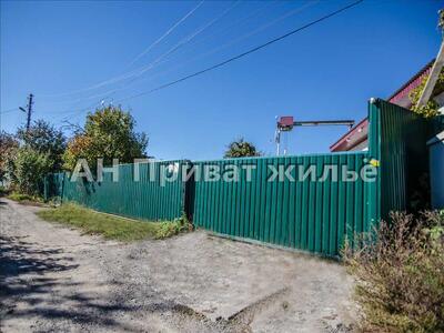 Продаж будинку з великою ділянкою в місті