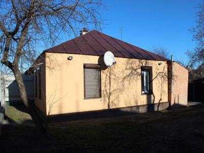 Частина будинку з окремим двором