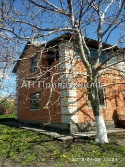 2-х этажный дом возле озера.