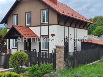 Сучасний будинок в екологічному районі