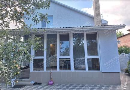 Будинок поруч з річкою на Вороніна