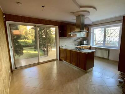 Просторий будинок в тихому центрі