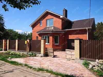 Сучасний будинок з комунікаціями та з внутрішніми роботами