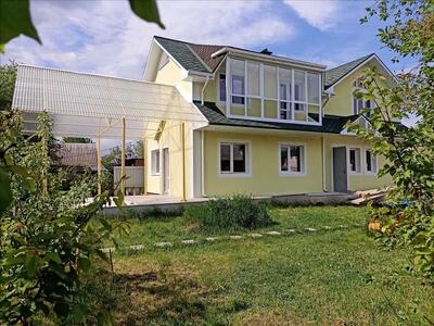 Сучасний будинок в центральній частині міста!