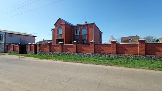 Великий будинок можливо під комерцію на Юрівці