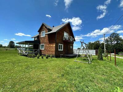 Сучасний будинок поруч з річкою та сосновим лісом