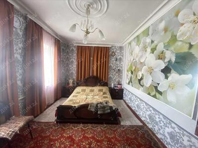 Затишний цегляний будинок з окремою ділянкою.