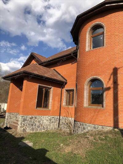 Добротний будинок на Подолі.