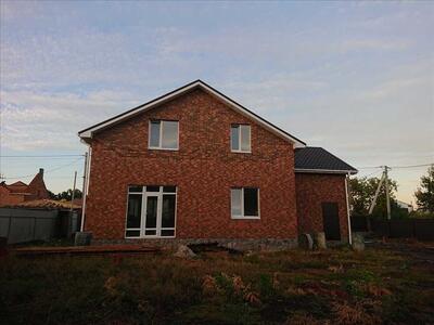 Цегляний будинок з комунікаціями