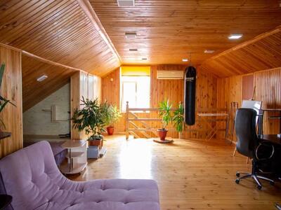 Просторий будинок в передмісті