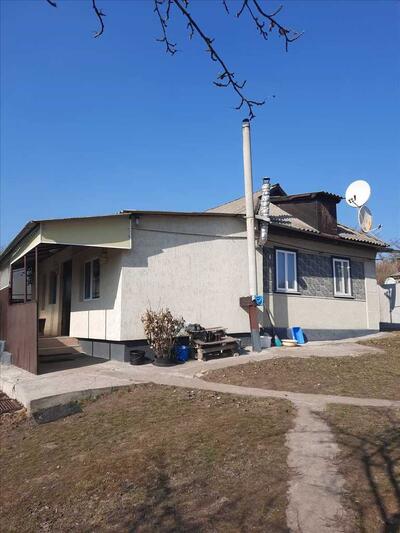 Гарний будинок в центрі Нових Санжар