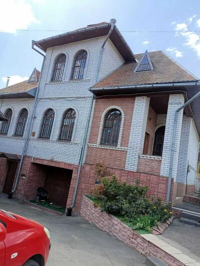 Триповерховий будинок у центрі Полтави!