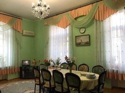 Чотирикімнатна квартира в центрі з сауною!