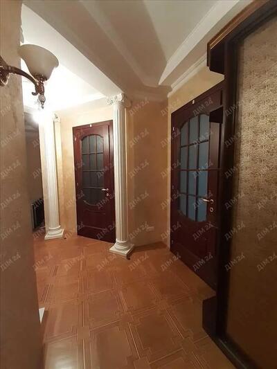 Центр.Трикімнатна сталінка з індивідуальним опаленням.